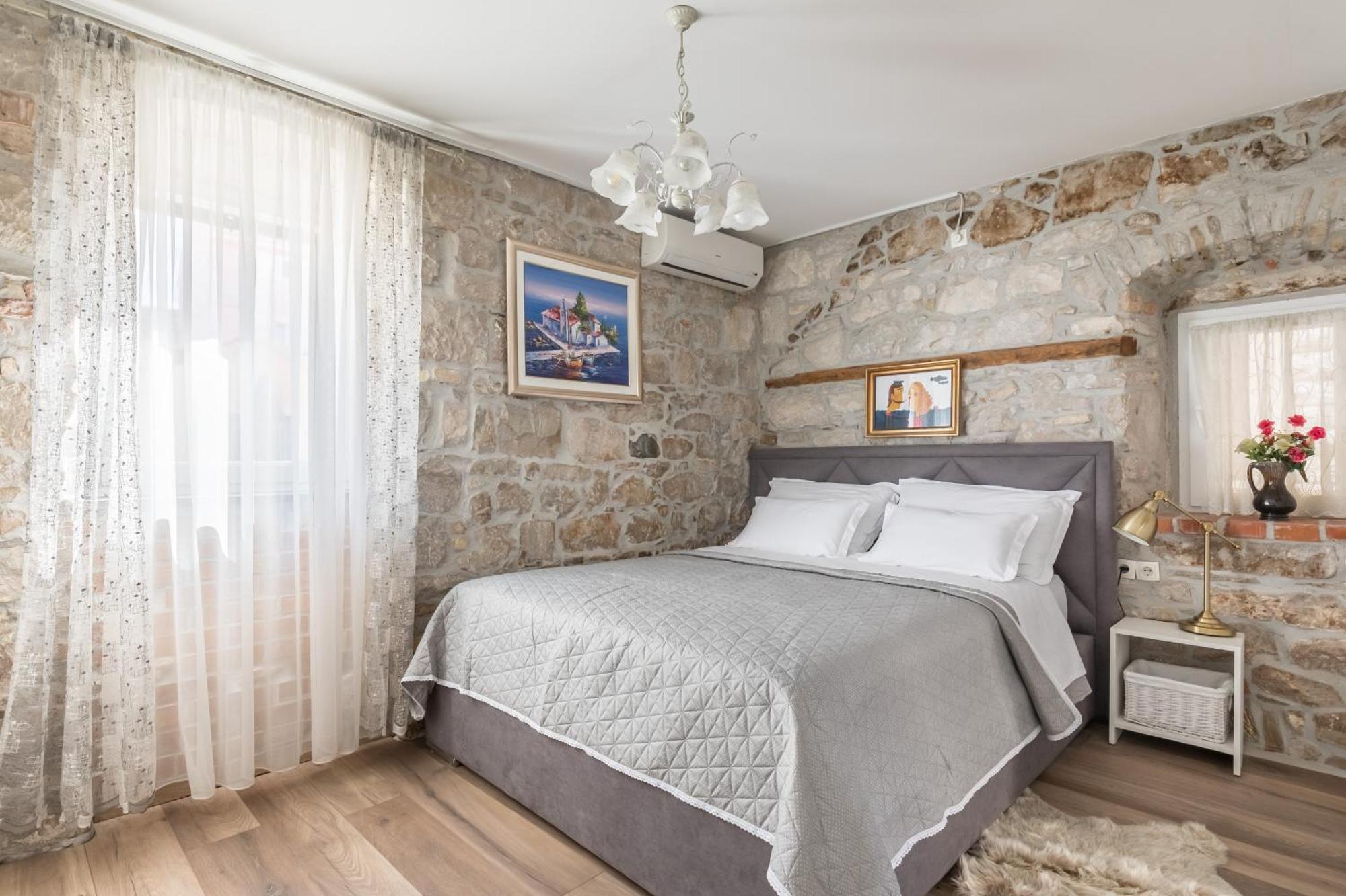 And Petra Pensionat Split